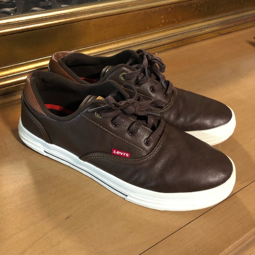 Men’s Levi’s brown leather sneakers